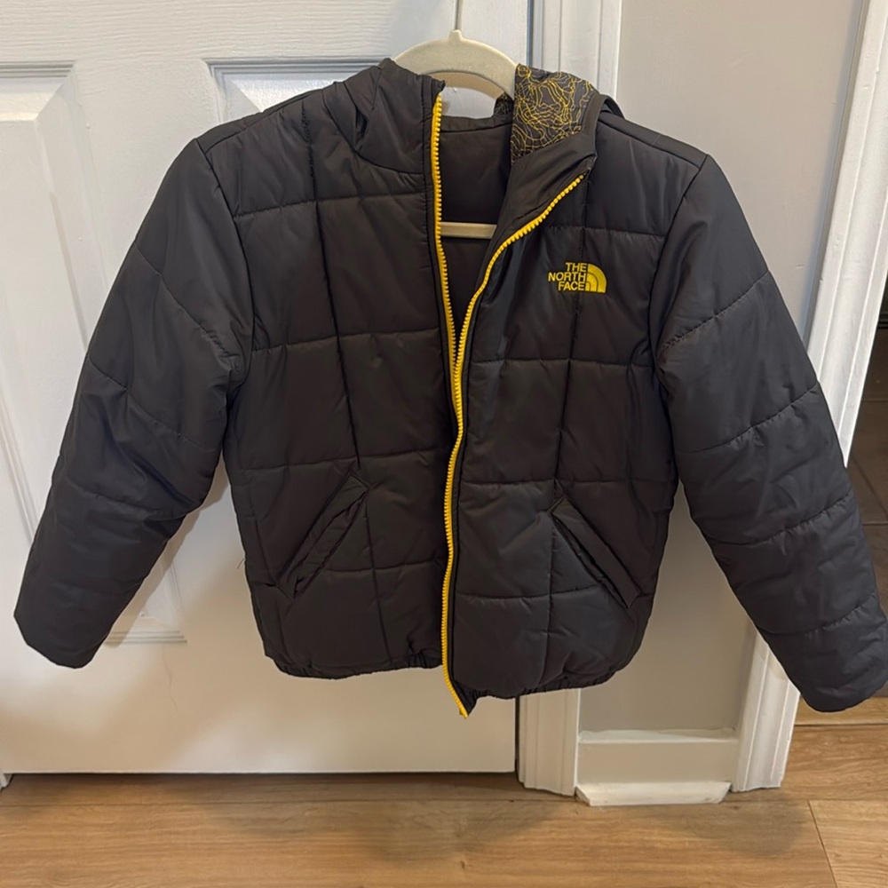 Boys M (10/12) North face reversible puffer